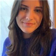Étudiante en économie donne des cours de mathématiques au élèves de primaire